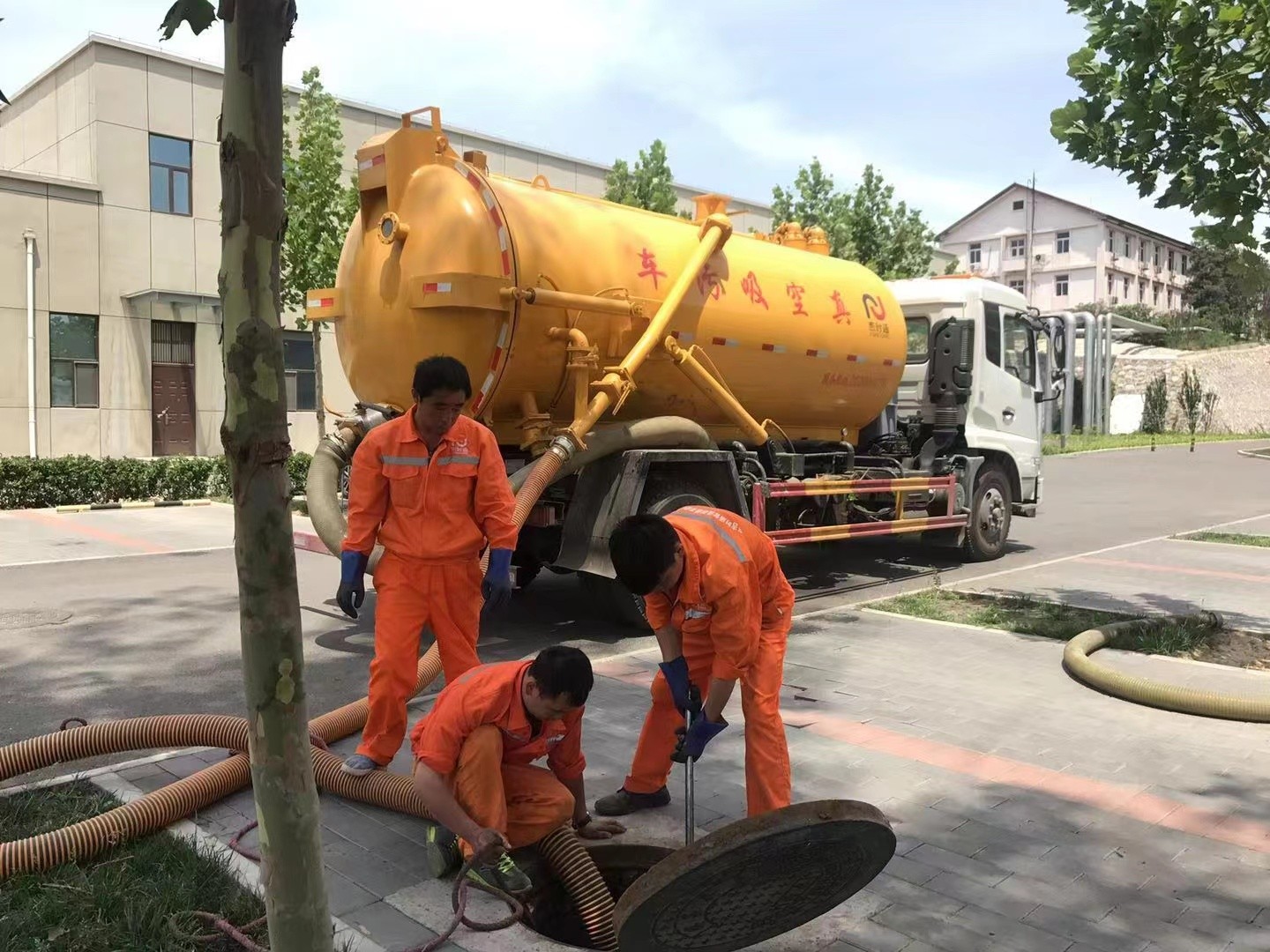 广德化粪池清理与5-8吨吸粪车施工效率分析